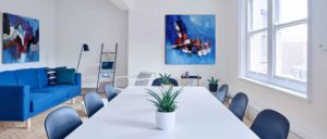 2 tableaux bleus en situation dans une entreprise - Tableaux de Christophe Baudin