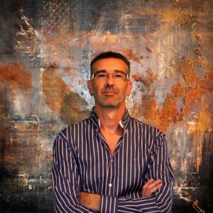 Le peintre intuitif Christophe Baudin devant le tableau "Out of Time"