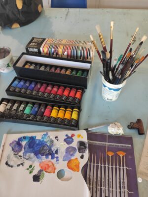 Matériel de peinture utilisé par Christophe Baudin – pinceaux, couleurs, médiums et supports