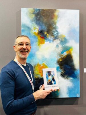 Christophe Baudin posant devant son nouveau livre de poésie « Songes et mensonges, True Lies