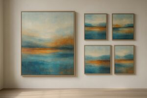 Tableaux abstraits contemporains aux teintes bleu et orange de Christophe Baudin – série inspirée par la lumière et les reflets de l’eau, accrochés en galerie