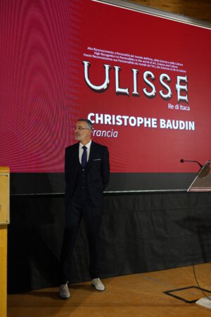 Christophe Baudin sur scène pour le Grand Prix Ulysse, représentant la France