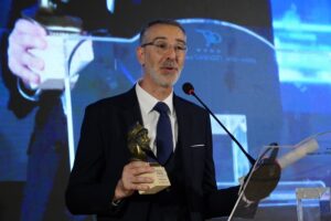 Christophe Baudin donnant un discours devant le public à la Biennale de Lecce