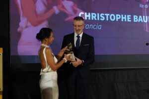 Christophe Baudin recevant le prix international pour la France des mains de Vivien Quantara
